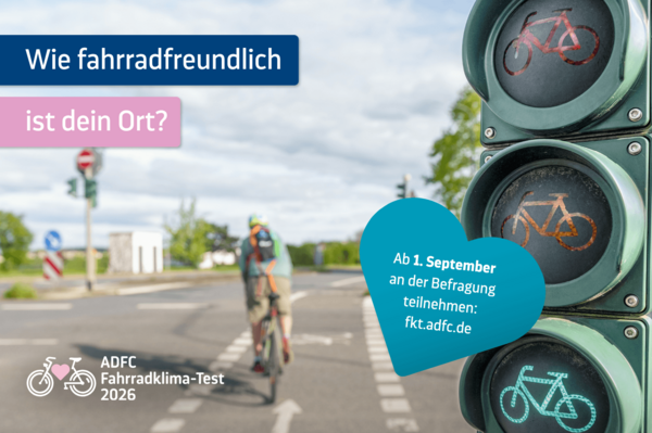 Fahrradklima-Test 2026 Sharepic Nahaufnahme einer Fahrradampel mit drei Fahrradsymbolen. Im Hintergrund fährt eine Person mit dem Rad über eine Straße. Auf dem Bild steht: „Wie fahrradfreundlich ist dein Ort?“ und ein Hinweis zum Newsletter des Fahrradklima-Tests 2026.